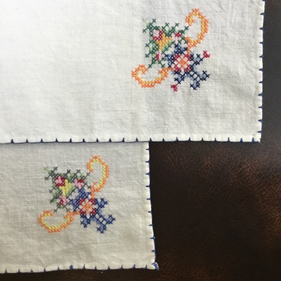 2 Vintage Hand Embroidered Ladies Hankies Handmade Handkerchiefs Cross Stitch - Picture 4 of 8